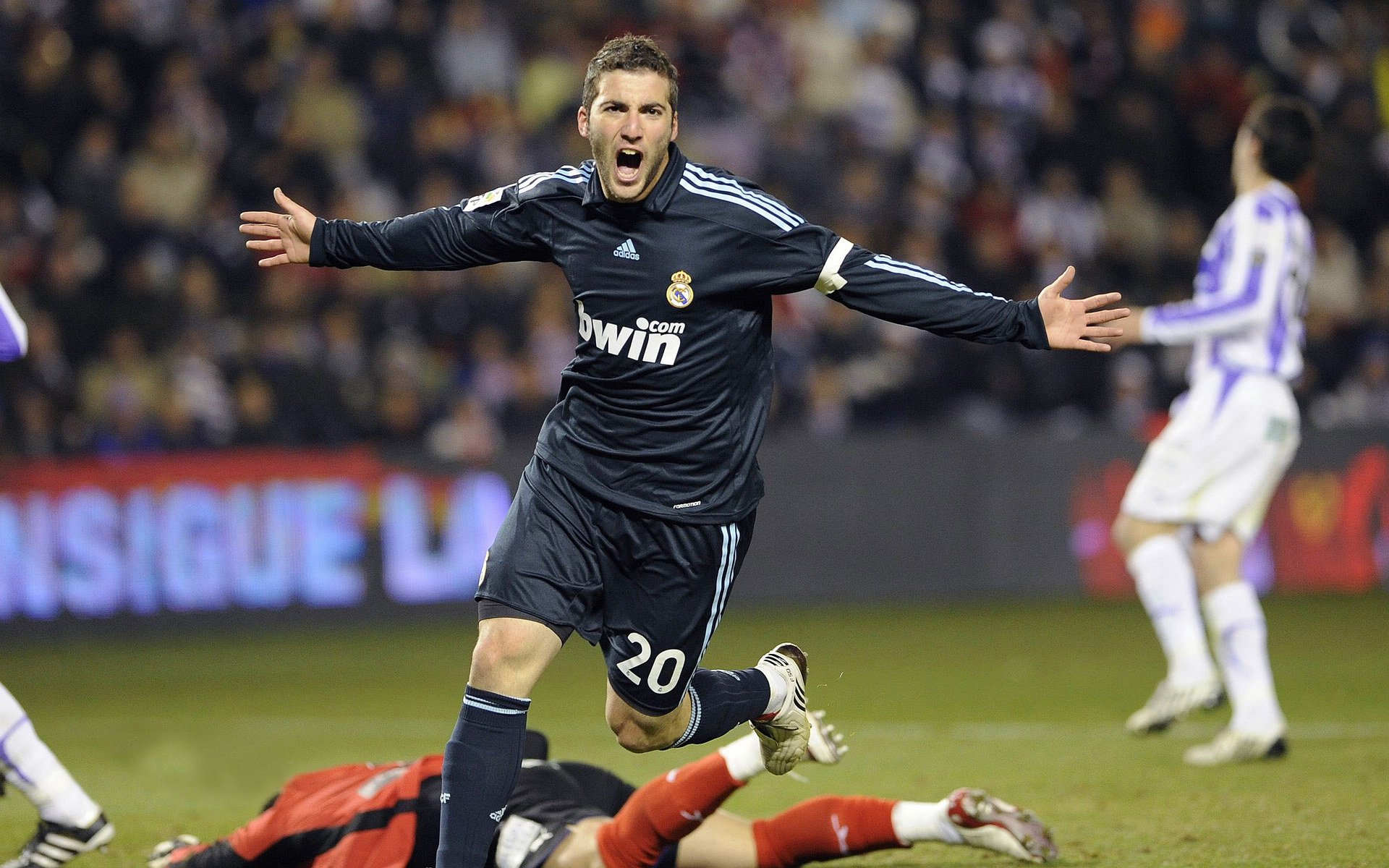 九游电竞官网-职业联赛赛程密集加强球员轮换策略研究，五大联赛换人规则